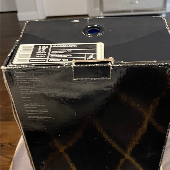 Men Air Jordon 11 Retro. Black white varsity blue. Worn in a photo shoot box’ - Picture 10 of 11